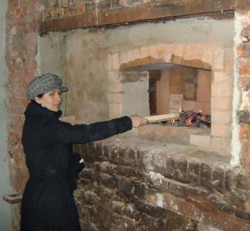 Primul cuptor funcţional al viitorului Muzeu al Pâinii din Cetate a fost aprins 